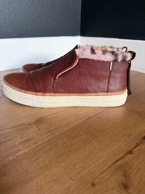 TOMS Leather Faux Fur-Lined Slip-On Sneakers | Women’s Size 11